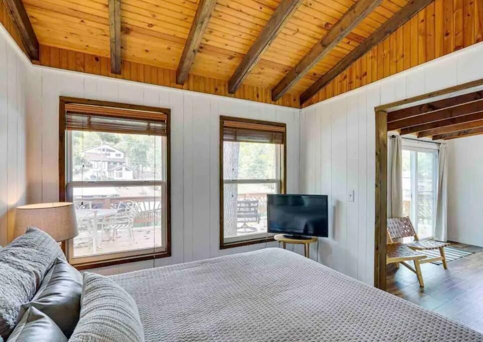 Lakefront Cottage In Secluded Cove Sunrise Beach エクステリア 写真