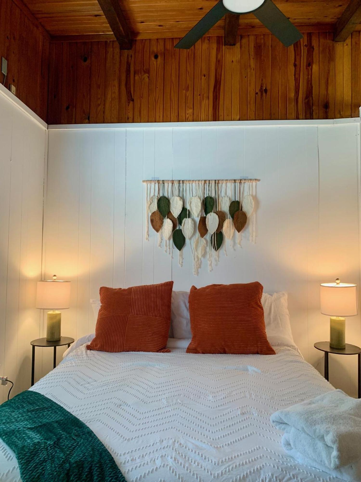 Lakefront Cottage In Secluded Cove Sunrise Beach エクステリア 写真