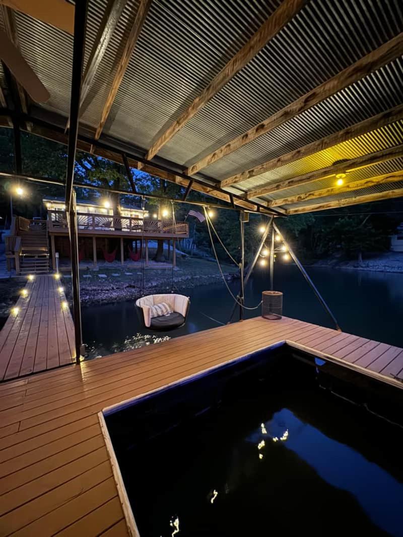 Lakefront Cottage In Secluded Cove Sunrise Beach エクステリア 写真